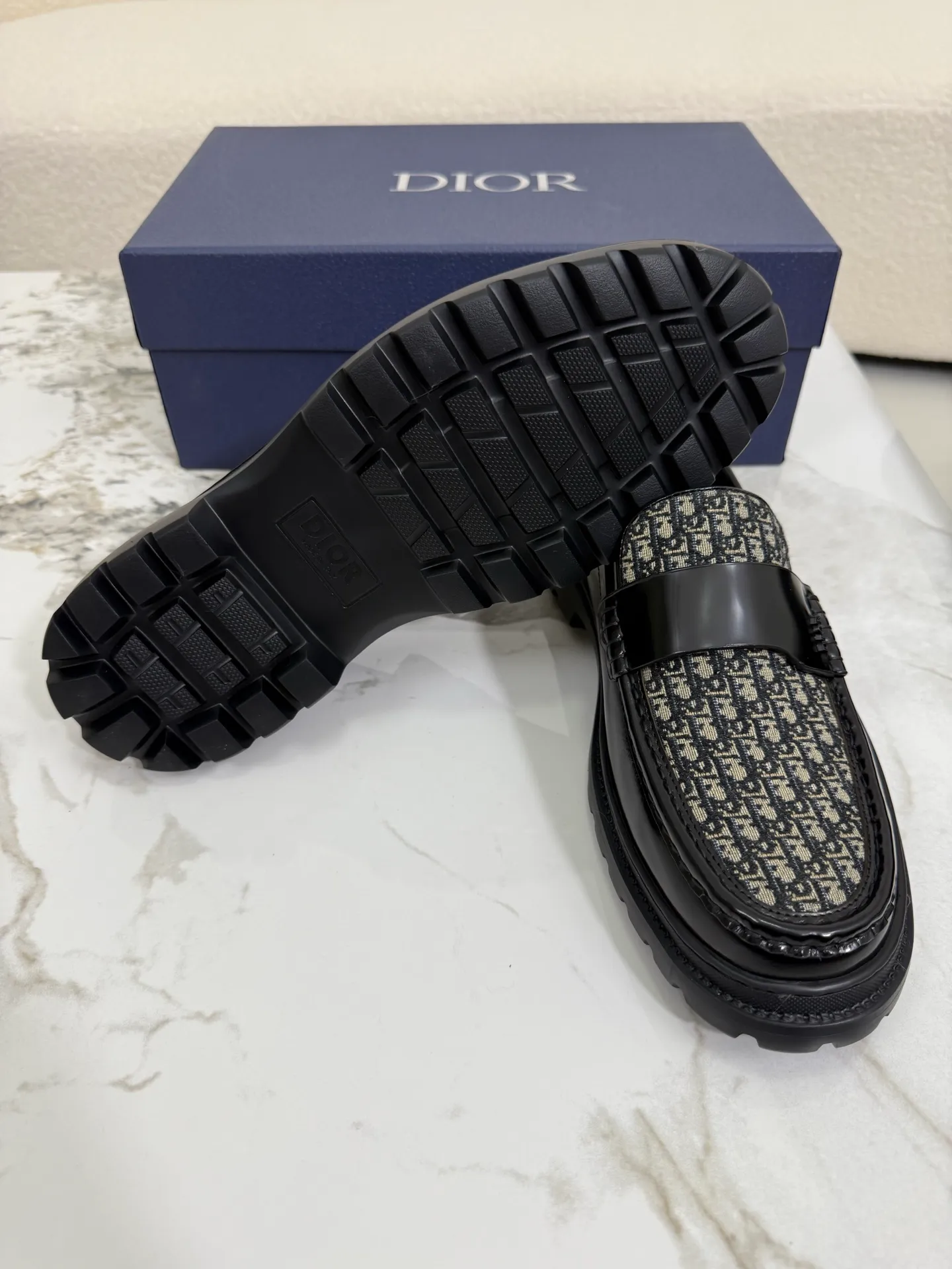 [ DIOR ] Top P: 820💰 ▪️Size: 39-44 (customized for 38.45) Top male leather shoes DIOR Dior combines high-quality materials and exquisite details. The imported cowhide leather upper is embellished with Gancio buckles, showing a luxurious style. Imported cattle. TP sole is light and flexible in texture